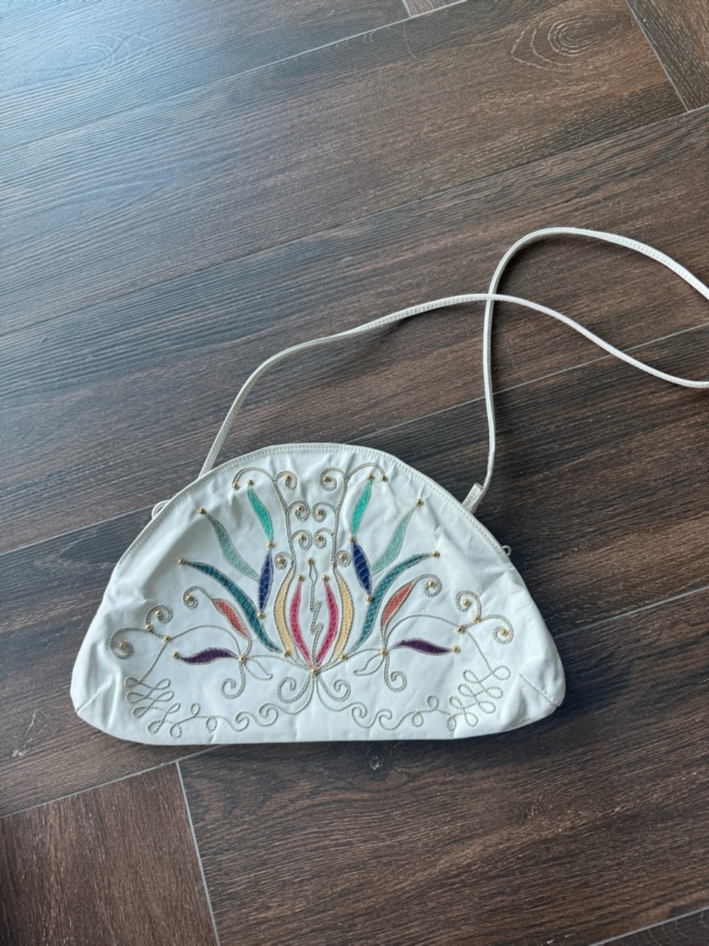 Colini 1980’s Vintage White Embroidered Floral Crossbody Bag